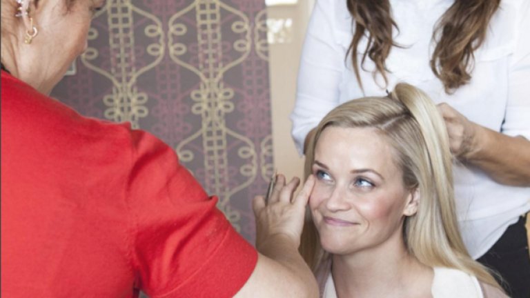 Рийз Уидърспун сподели снимка от момента на гримирането преди церемонията.