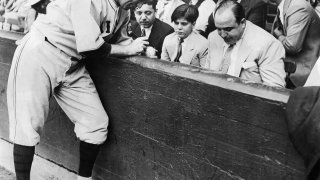 Al Capone (1899-1947) Verbrecher USA - mit Sohn bei Baseballmatch