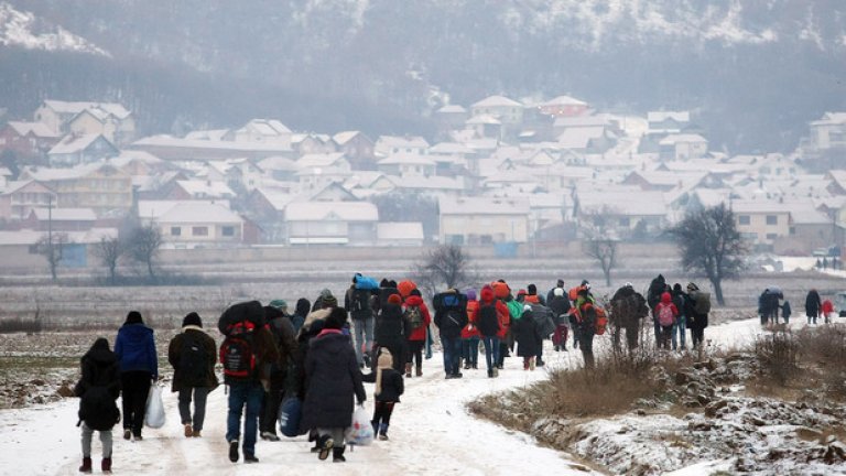 Мигрантите, които влизат в Сърбия, наподобяват пехотинци, изпълнени със страдание, когато се изсипват от автобусите. А първата им молба не е за вода, храна или памперси...