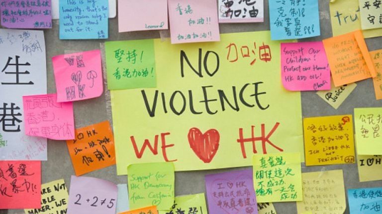 На няколко крачки разстояние е стената на Ленън, на която висят закачени хиляди бележки с желанията на жителите на Хонконг
