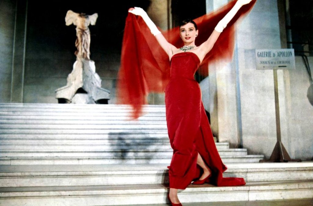 “Funny Face” (1957) 
Историята е за срамежлива продавачка на книги (Одри Хепбърн), която рязко пробива в модата и се изстрелва от Грийнич Вилидж в Париж. Запомнете фотосесията на Одри пред Триумфалната арка. 
