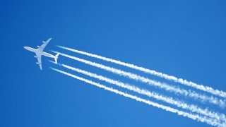Contrail.fourengined.arp