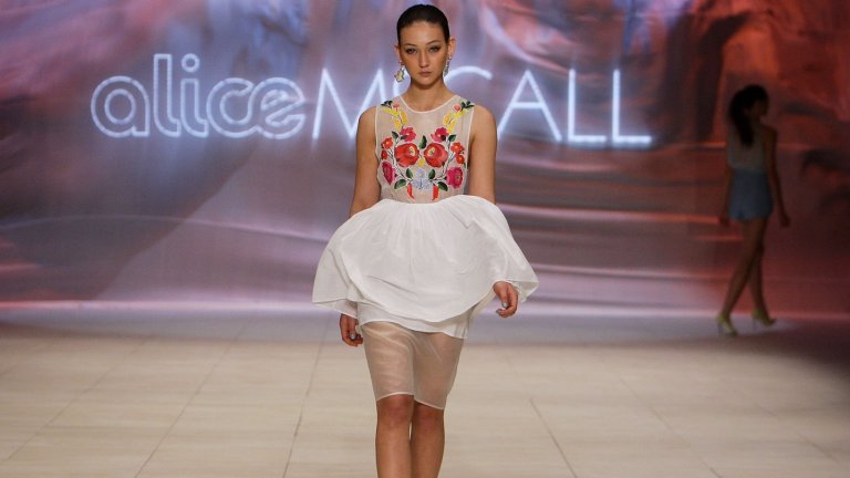 Елегантен пеплум за всеки денПеплумът често излиза от мода за години напред, но тази година се завръща с пълна сила. Не само в роклите, но и в сака, блузи, ризи, костюми. При роклите той може да е както от основния плат, така и от тюл или сатен. Обикновено го виждаме по подиумите в стилни комбинации с качествена кожена чанта и висок ток.