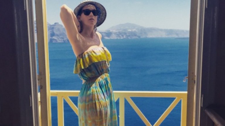 Кейти Пери позира на балкона си по време на пътуване до Гърция