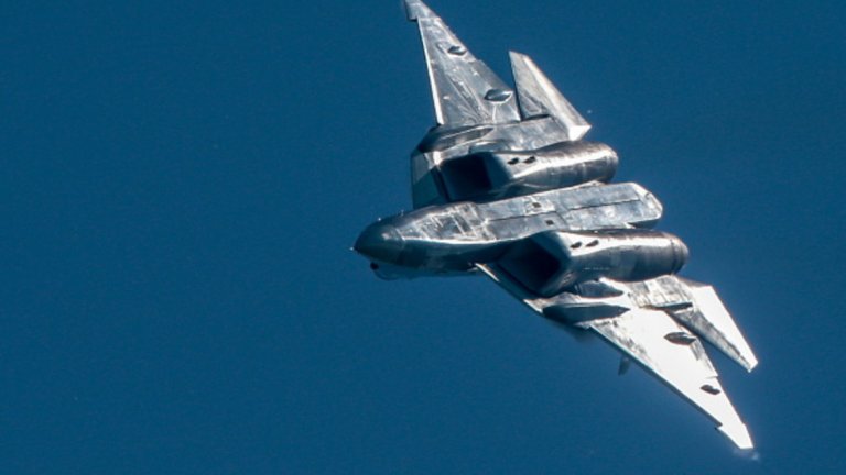 На парада по случай 105-годишнината на своята военна авиация Москва представи новия си изтребител пето поколение Су-57.