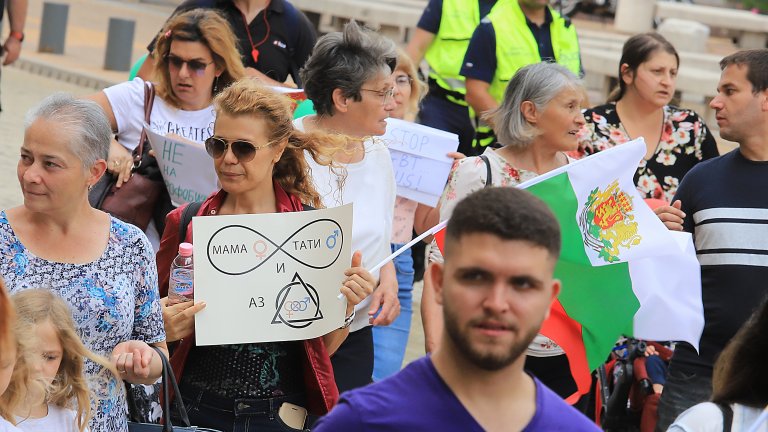 Паралелното шествие в защита на традиционното християнско семейство се случи няколко часа преди това, събирайки консервативно настроени граждани.