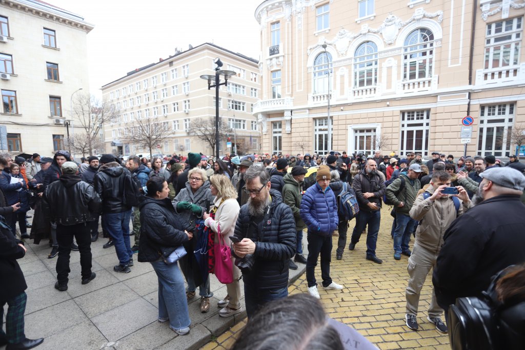 Хора на изкуството се събраха пред Министерството на културата и пред Народния театър, за да протестират срещу уволнението на режисьора