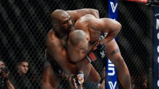 Брутален събмишън: Две минути бяха достатъчни да решат титлата в тежка категория (видео)