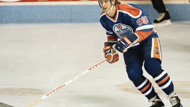 8. Уейн Грецки: 15 години след отказването му, най-големият играч, хващал някога стик за хокей продължава да е звезда в маркетинга. Великият Грецки има контракти с TD, Samsung и Breitling and Bigelow, както и собствени школи за хокей, като всичко това му гарантира 17 милиона долара за миналата година.