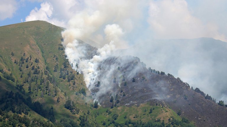 Два хеликоптера на Военновъздушните сили продължават да се борят за потушаване пожара в околностите на Рилския манастир.