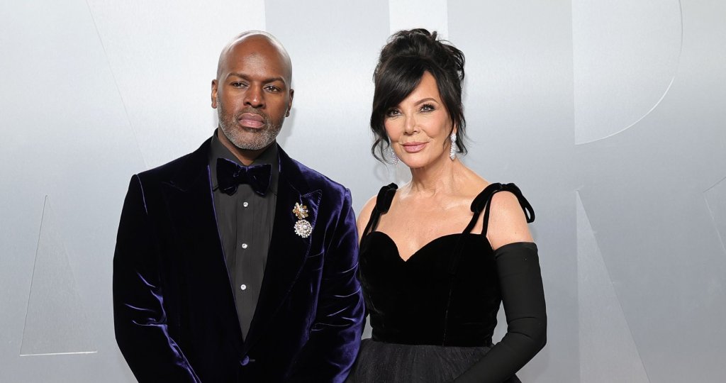 Кори Гембъл
Говорейки за официалните партньори в клана Кардашиян-Дженър, няма как да пропуснем дългогодишната половинка на „матриарха“ и пчела-майка – Крис Дженър. След развода си с Брус Дженър (вече Кейтлин) през 2014 г., Крис почти веднага откри любовта в лицето на мениджъра на таланти Кори Гембъл.
Въпреки първоначалния скептицизъм на околните заради значителната им възрастова разлика от 25 години, двамата доказаха, че са една от най-стабилните двойки в Холивуд. Вече близо 12 години Кори е неотлъчно до Крис – не само като неин партньор в живота, но и като нейна постоянна подкрепа по време на бляскавите червени килими и семейните драми в риалитито им