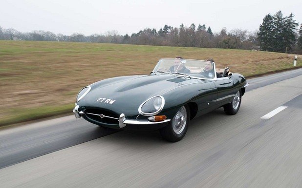 Jaguar E-Type Серия I (1961-1967 година) Тази кола често е споменавана в списъка с най-красивите автомобили, създавани някога. Това обяснява и високата й стойност сред колекционерите, дори и в момента. Ранната Серия 1 е с 3,8-литров двигател и мощност 265 к.с. и с четирискоростна кутия, а следващите модели са снабдени с по-голям 4,2-литров двигател, повече скорости и подновена трансмисия. Естествено, този модел също е герой на филм: именно това колата, наричана "Shaguar" във филма "Остин Пауърс"