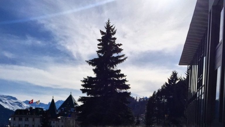 Dracula's Ghost Riders Club
Сейнт Мориц е известен като зимният терен на европейските богаташи, а от 1974 година е и седалище на един от най-елитните затворени клубове в света. Dracula's Ghost Riders се намира на територията на хотел "Кулм". През нощта мястото се превръща в комбинация от евро-клуб и ски-бунгало шик. Обстановката обаче остава интимна, тъй като в него не могат да се поберат повече от 150 души едновременно.
Dracula's е възникнал като елитно тайно общество на бобслеисти (първоначалните "Ghost Riders") и, според слуховете, избрани членове на клуба все биват канени да се присъединят към вътрешната, "спортна" общност. Процесът на инициация включва някаква форма на душ с шампанско, което не е изненадващо, тъй като Dracula's е прочут с пищната си невъздържаност през историята на съществуването си