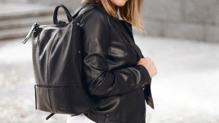 За нейният личен стил - Антония обожава модата и не се страхува да експериментира с нея. Има лека пристрастеност към десени на точки и хубави обувки. „Нестандартна визия" е първото нещо, което ще си кажете, когато се разминете с нея на улицата. Решава какво да си облече за работния ден сутрин. Съветва младите хора да гледат повече световния пример в модата, отколкото как се обличат най-популярните им съученици.