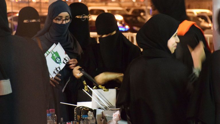 Денят, в който пуснаха момичетата на стадиона