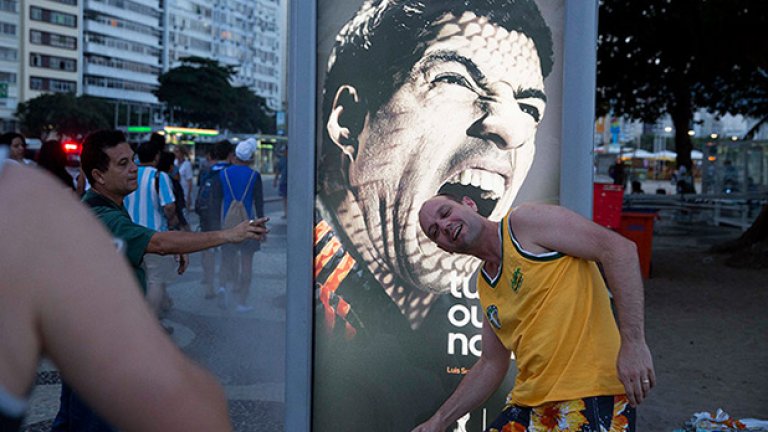 Чудовище Суарес хапе фенове на Копакабана