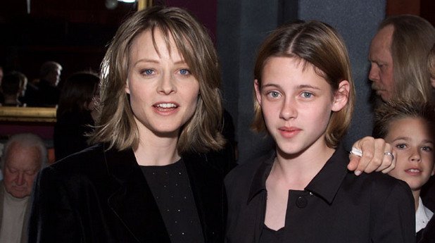 През 2002 г. на премиерата на "Паник стая" заедно с Джоди Фостър. Тогава Кристен Стюарт беше на 13