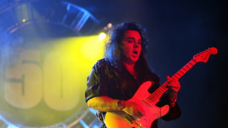 Yngwie Malmsteen
За ни улесни, шведът Ларс Йохан Ингви Малмстийн си изибра сценичния прякор Ингви Малмстийн. Сигурно защото други варианти като Englebert Humperdinck са били заети. Мерси.