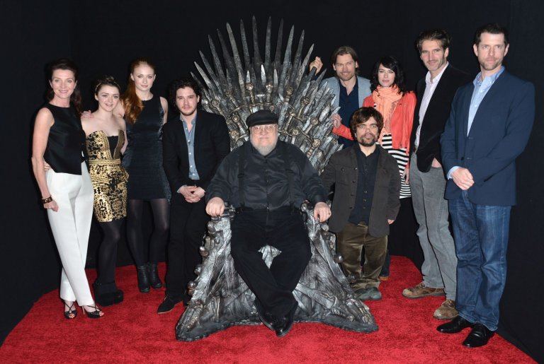 Мартин със създателите на сериала Game of Thrones и някои от актьорите в основни роли. По това време едва ли някой очаква, че сериалът ще разкаже историята преди книгите, върху които е базиран.