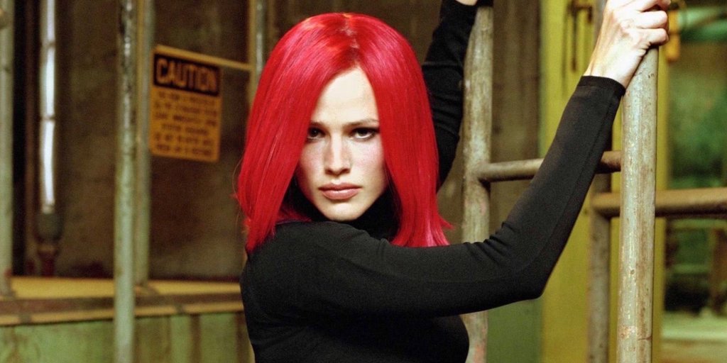 \"Alias\" 
Шпионският сериал имаше 5 сезона, но никой не беше толкова завладяващ, колкото първият. Въпреки че сезон 2 беше близо. 