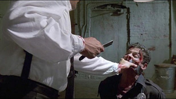 „Глутница кучета“ (Reservoir Dogs) 

В култoвия режисьорски дебют на Куентин Тарантино вероятно една от най-впечатляващите и най-трудните сцени, е тази, в която Blonde, изигран от Майкъл Медсън, измъчва полицай Марвин Наш с песента " Stuck in the Middle with You ", a след това отрязването на ухото му е напълно импровизирано.