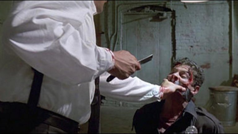 „Глутница кучета“ (Reservoir Dogs) 

В култoвия режисьорски дебют на Куентин Тарантино вероятно една от най-впечатляващите и най-трудните сцени, е тази, в която Blonde, изигран от Майкъл Медсън, измъчва полицай Марвин Наш с песента " Stuck in the Middle with You ", a след това отрязването на ухото му е напълно импровизирано.