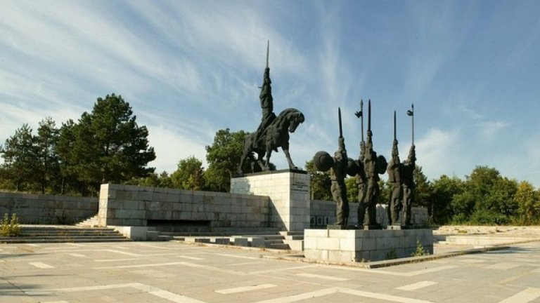 Най-големият паметник на хан Аспарух е открит в Добрич, отново през 1981 г. Автори са Величко Минеков и Иван Николов. През 2010 г. монументът бе определен от жителите на Добрич като символ на техния град