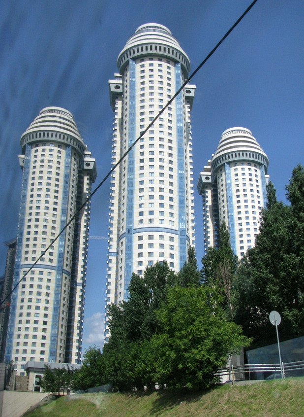 Не си мислете, че московчани нямат подигравателно име, с което описват формата на тези новобогаташки кули