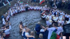 Около 50 души влязоха във водите на Тунджа, за да изпълнят ритуала