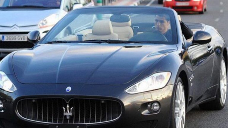 Maserati Gran Cabrio
Португалецът е ценител що се отнася до италианските автомобили и е забелязван също с Maserati за 140 000 долара.