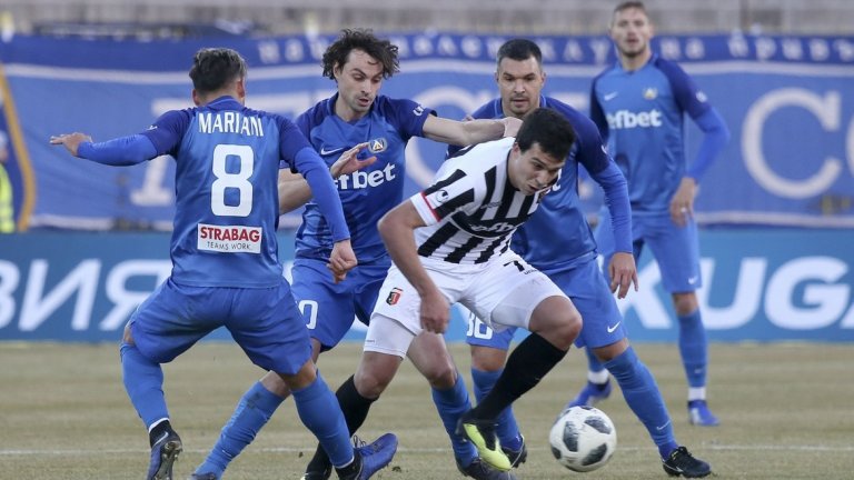 Новите попълнения Мартин Райнов и Валери Божинов започнаха като титуляри за Левски.