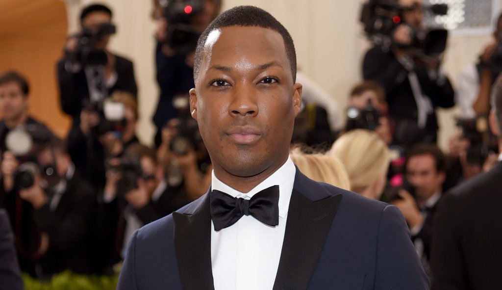 “24: Наследството”
Разтърсващият сериал, в който Кийфър Съдърланд се надпреварваше с времето, също опита да се пренесе в новото десетилетие. Може ли да познаете защо? Заради расовото разнообразие.
“24: Наследството” смени расата на основния си герой, за да се извини на обидените зрители, които недоволстваха, че не са видели достатъчно афроамерикански представители в оригиналната поредица. Кори Хокинс влезе в ролята на агента, който обезврежда опасности на американска земя, но чувството не беше същото.
Сериалът се задържа 1 сезон, след което се забрави.