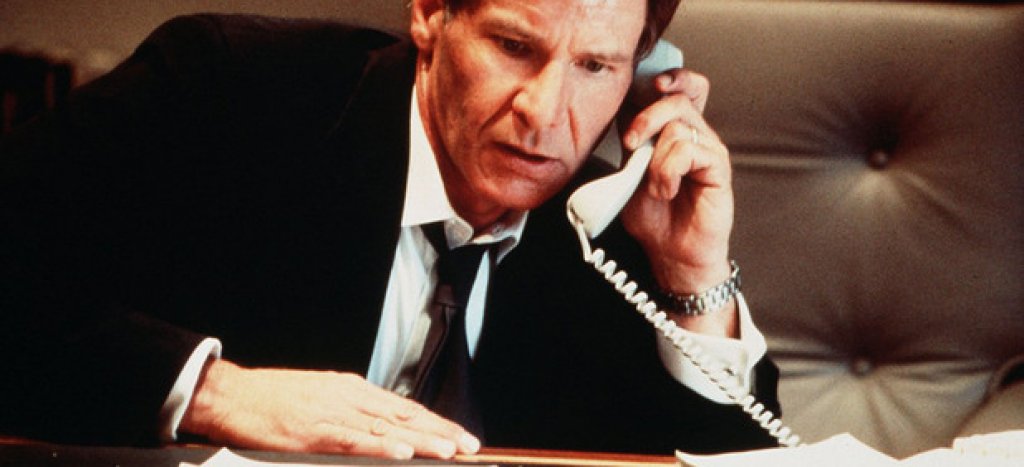 8. "Еър Форс 1" (Air Force One, 1997)
В края на 90-те Харисън Форд се заема да докаже, че напредването на възрастта не може да промени факта, че все така умее да бие лошите момчета в здрави екшъни. А този е един от най-здравите за времето си. При това с политически оттенък, защото самолетът на президента на съединените щати (изигран от Форд) е отвлечен, а семейството му – заплашено. Гари Олдман е блестящ съперник на Форд в ролята на безмилостния терорист Коршунов. Да, сценарият не е най-оригиналният на света, но пък големите актьори вадят всичко от себе си, за да си струва гледането.