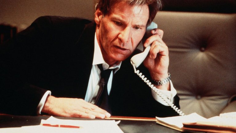 8. "Еър Форс 1" (Air Force One, 1997)
В края на 90-те Харисън Форд се заема да докаже, че напредването на възрастта не може да промени факта, че все така умее да бие лошите момчета в здрави екшъни. А този е един от най-здравите за времето си. При това с политически оттенък, защото самолетът на президента на съединените щати (изигран от Форд) е отвлечен, а семейството му – заплашено. Гари Олдман е блестящ съперник на Форд в ролята на безмилостния терорист Коршунов. Да, сценарият не е най-оригиналният на света, но пък големите актьори вадят всичко от себе си, за да си струва гледането.