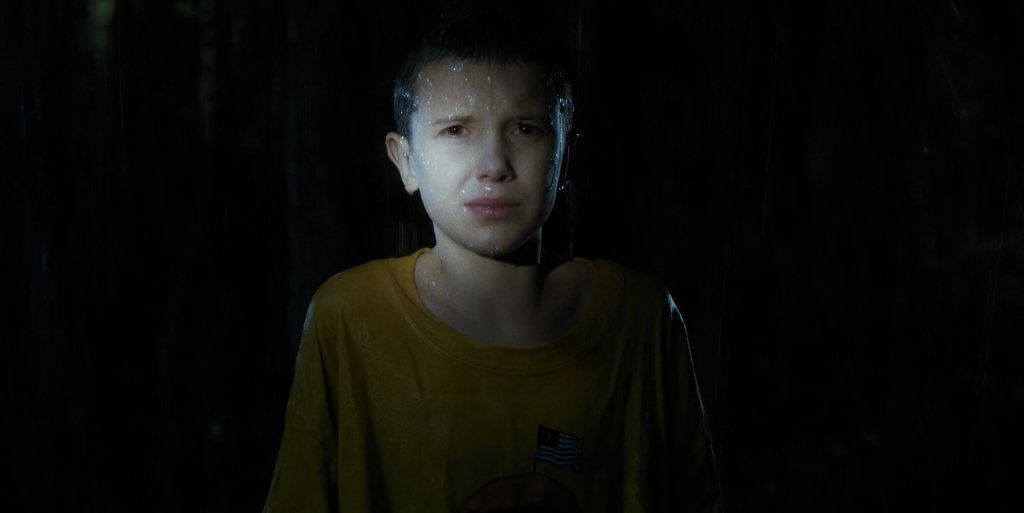 Във вселената на Stranger Things, Елевън (носеща името на татуировката, която има) е продукт на психологически експеримент на доктор Мартин Бренър. В резултат на него тя развива телекинетични умения и други свръхестествени сили. Заради годините на изолаци