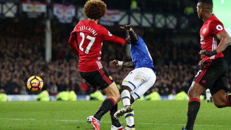 2. Абсолютен непохватник
Откакто пристигна в Юнайтед през лятото на 2013-а, Маруан Фелайни е извършил 216 нарушения – с 40 повече от който и да е друг играч на отбора в този период. И успя да го постигне без да играе редовно. Достатъчно неориентиран и мечтан противник едно в едно за противниковите футболисти.