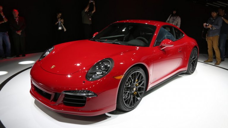 Porsche 911 GTS
GTS трябва да се позиционира между Carrera S и GT3, а автомобилът се задвижва от 3,8-литров 6-цилиндров боксер с 430 конски сили. Моторът работи с PDK трансмисия с два съединителя или механична предавателна кутия, които задвижват задните колела. Ще има и GTS с 4х4, но срещу допълнително заплащане.
