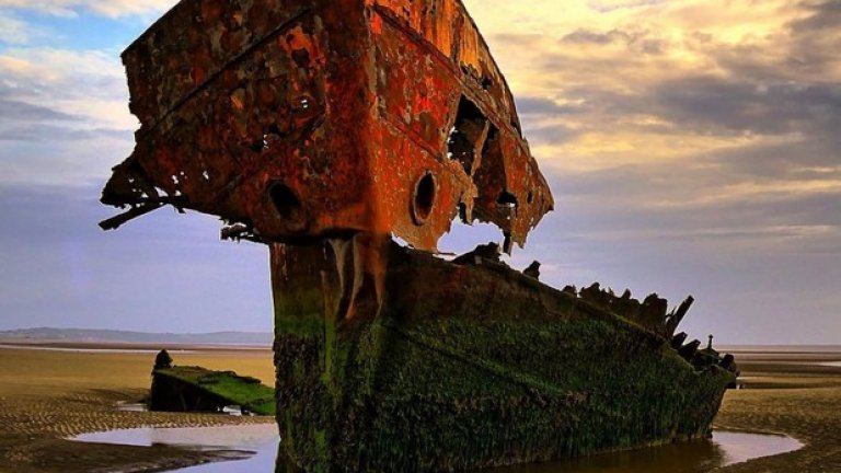 Останки от кораб на сушата в графство Лаут, Ирландия

Снимка: Eddy White
