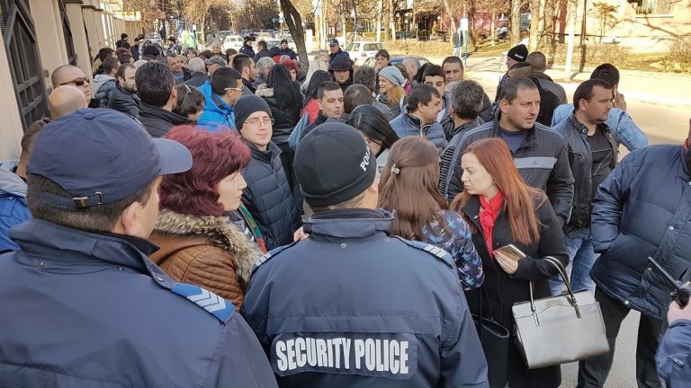 Междувременно около 100 души от Септември и кметове на околните села през целия ден останаха около и в сградата на съда в подкрепа на кмета.