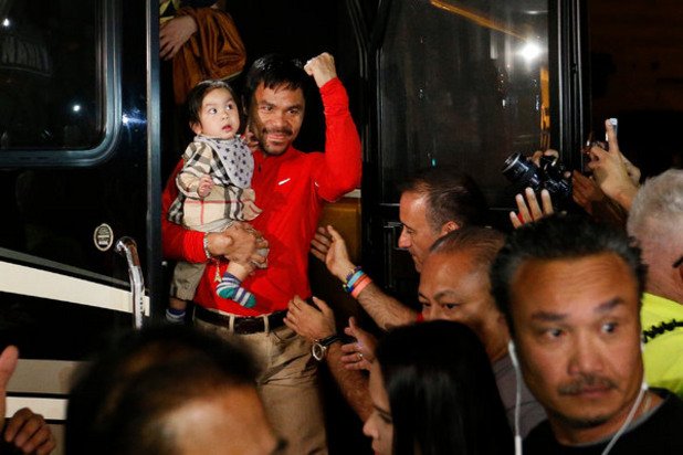 Филипинецът пристигна с най-малкото си дете Израел, като слезе от "подвижния си дом" - автобус, с който той и екипът му дойдоха във Вегас.