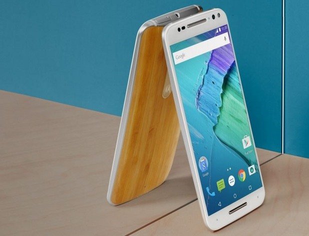 6. Moto X Pure Edition

Новият Moto X има всичко, от което бихте имали нужда - чудесен екран, бързина и подобрен Android. Дизайнът и камерата не са сред най-добрите характеристики на телефона, но въпреки това Moto X Pure Edition е сред 10-те най-добри устройства на годината. Не забравяйте, че Motorola дава възможност да преобразите телефона по свой вкус с MotoMaker. 