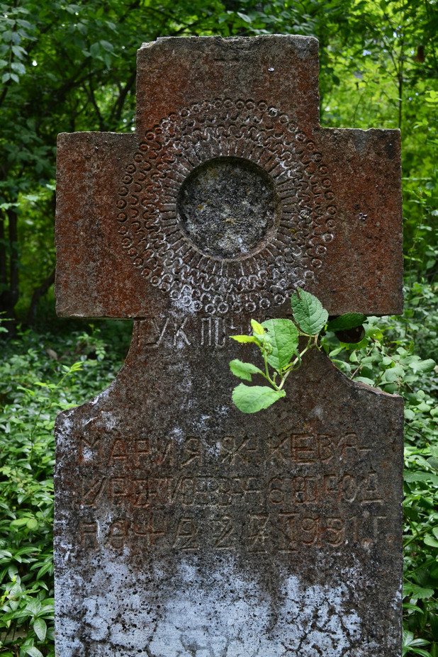 Надгробните камъни с форма на кръст и издълбани в тях декоративни елементи са най-често срещаните в гробището на Граматиково