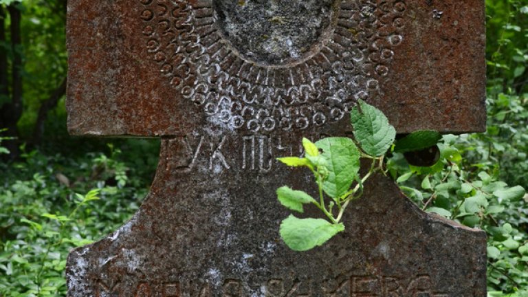 Надгробните камъни с форма на кръст и издълбани в тях декоративни елементи са най-често срещаните в гробището на Граматиково