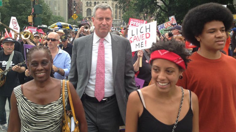 По време на предизборната кампания и на клетвата неизменно до Бил де Блазио беше семейството му - съпругата му Шърлейн МакКрей (вляво) и техните две деца