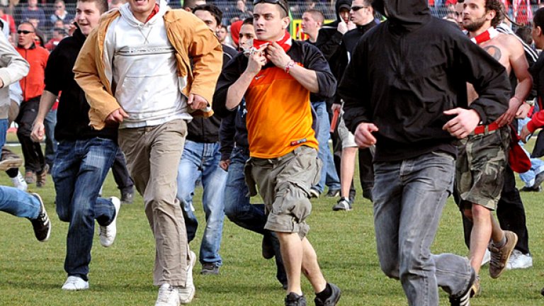В Мездра стотици футболни хулигани се възползваха от липсата на полиция и нахлуха на терена