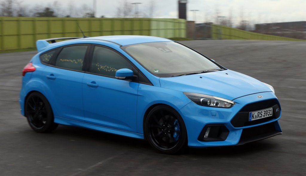 Ford Focus RS
След RS версията на Focus през 2002 г., Ford започнаха да инжектират стероиди в RS. Така през 2015 г. от конвейера слезе Focus RS с 2,3-литров четирицилиндров двигател, 350 коня и 350 въртящ момент. Автомобил, който безапелационно се нарежда в топ 10 на моделите на Ford.