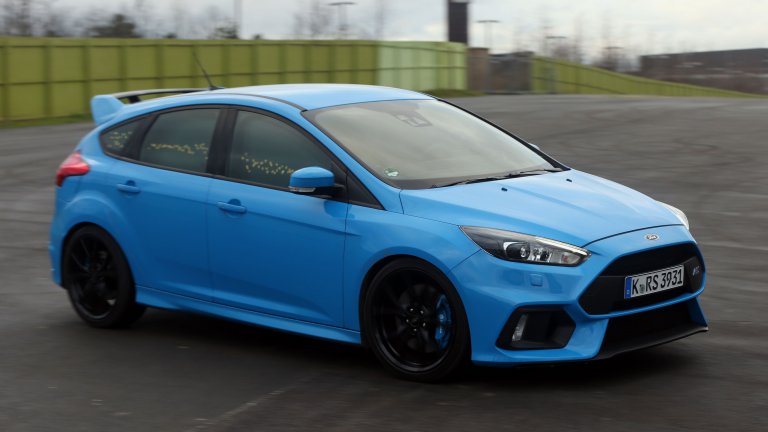 Ford Focus RS
След RS версията на Focus през 2002 г., Ford започнаха да инжектират стероиди в RS. Така през 2015 г. от конвейера слезе Focus RS с 2,3-литров четирицилиндров двигател, 350 коня и 350 въртящ момент. Автомобил, който безапелационно се нарежда в топ 10 на моделите на Ford.