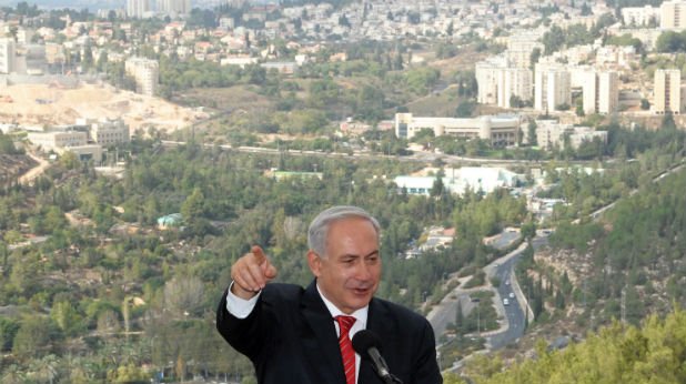 Бенямин Нетаняху на фона на Източен Ерусалим, палестинският бастион, където еврейските преселения продължават
