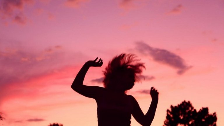 На следващия ден получих позвъняване, на дисплея се изписа "Кулър". Момичето с розова коса и вкус за розови напитки ме покани на море.