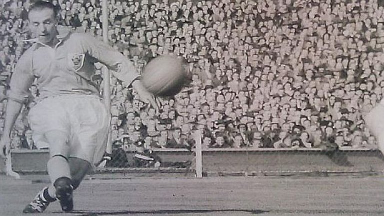 Отборът на великия сър Стенли Матюс Блекпул е на път да се завърне в елитната група на Англия след 39-годишно отсъствие. На снимката Матюс центрира за един от головете на Мортенсен на знаменития финал за Купата на ФА през 1953 г.